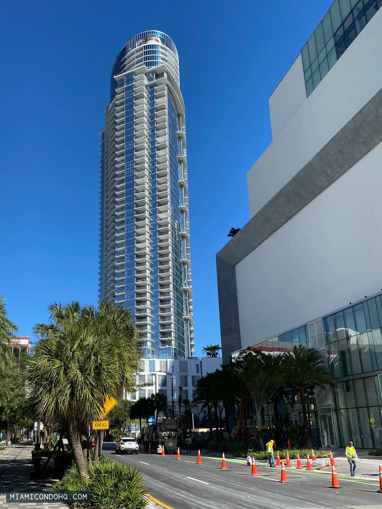 Paramount Miami Worldcenter exterior, photographed 2021-12-02.